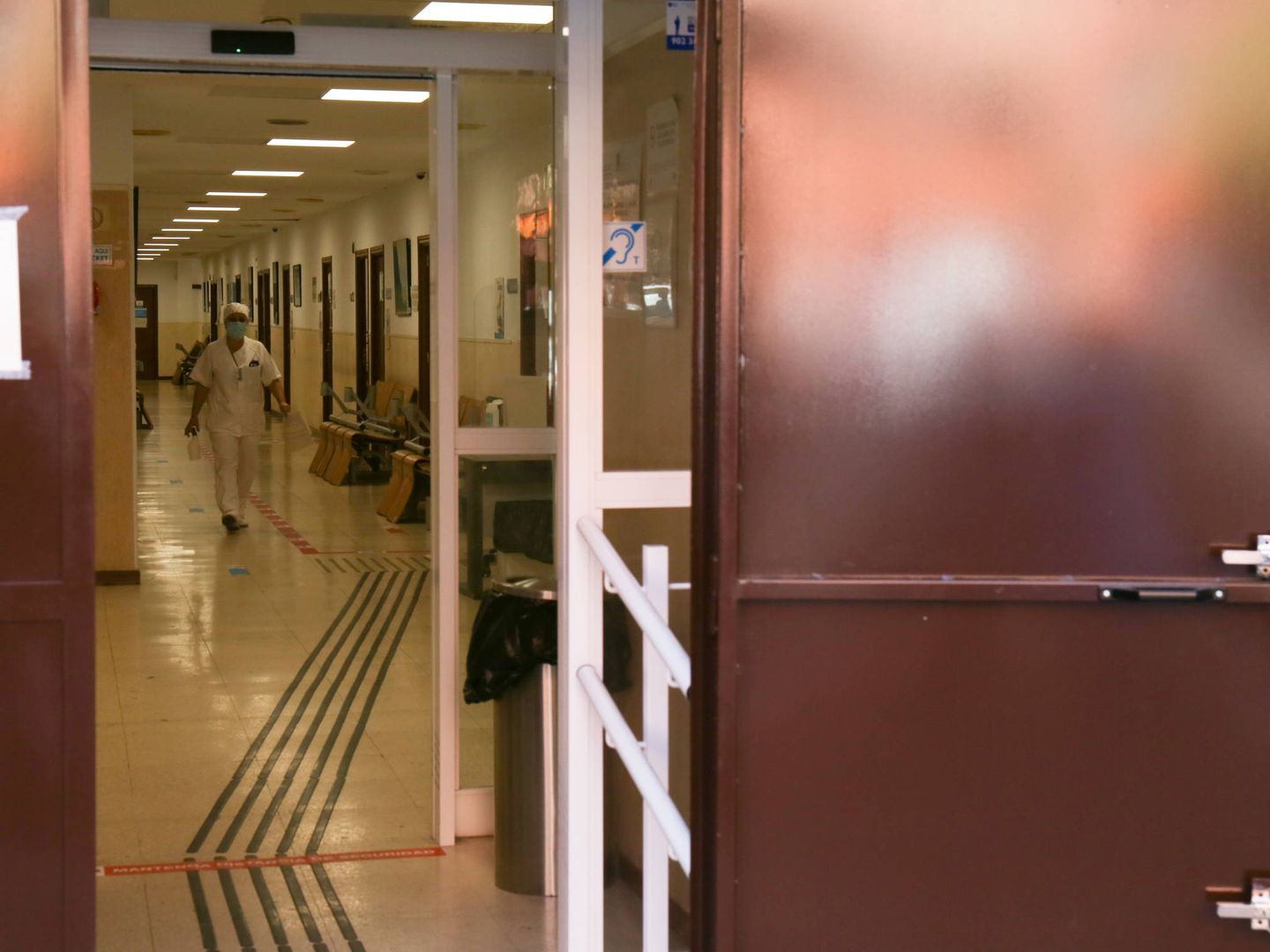 Una enfermera recorre el pasillo de acceso al centro de salud de Abrantes. (D.B.)
