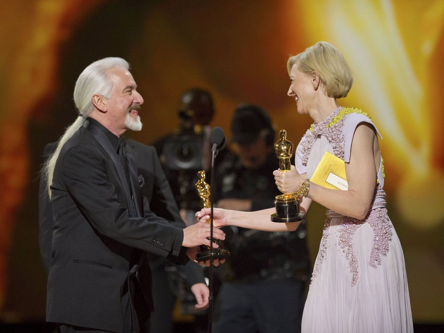 Rick Baker recibe su Oscar por 'El hombre lobo' (EFE)