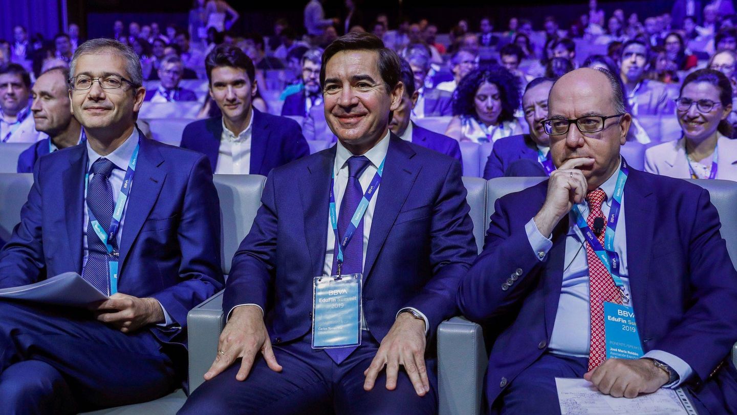 El gobernador del Banco de España, Pablo Hernández de Cos (i), junto al presidente de la patronal AEB, José María Roldán (d), y el presidente de BBVA, Carlos Torres (c). (EFE)