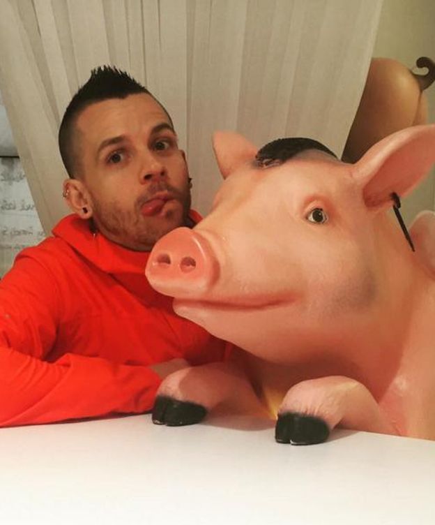 Foto: David Muñoz y uno de los cerdos con alas que adoran DiverXO (Instagram)