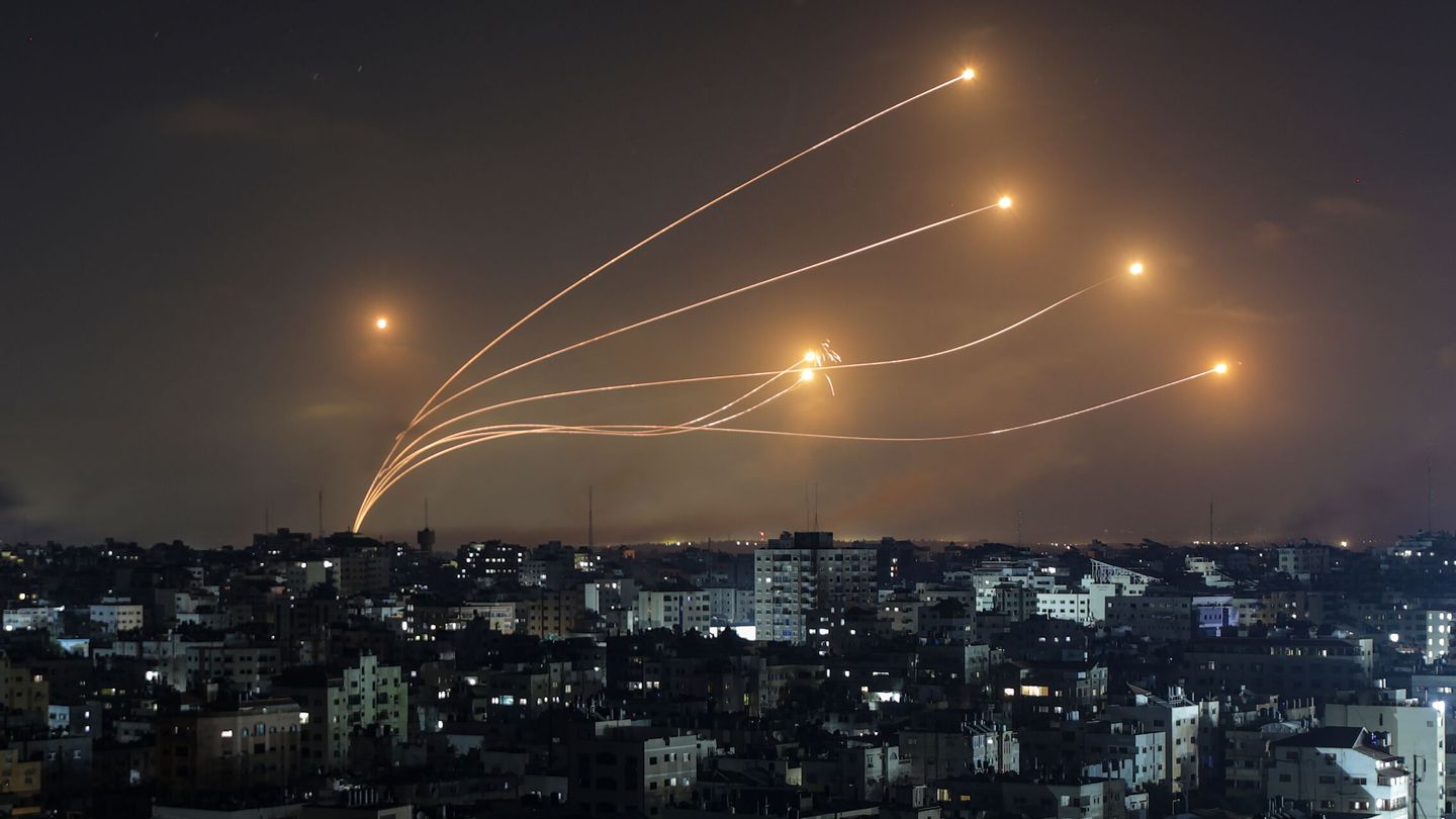 La Cúpula de Hierro israelí intercepta misiles lanzados desde Gaza el pasado 11 de octubre de 2023. (EFE/EPA/Mohammed Saber)