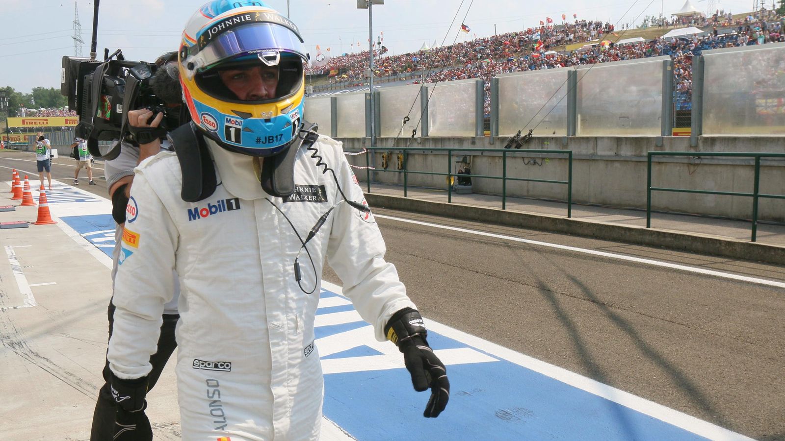 Foto: Fernando Alonso caminando por el 'pit lane' de Hungaroring (Efe)