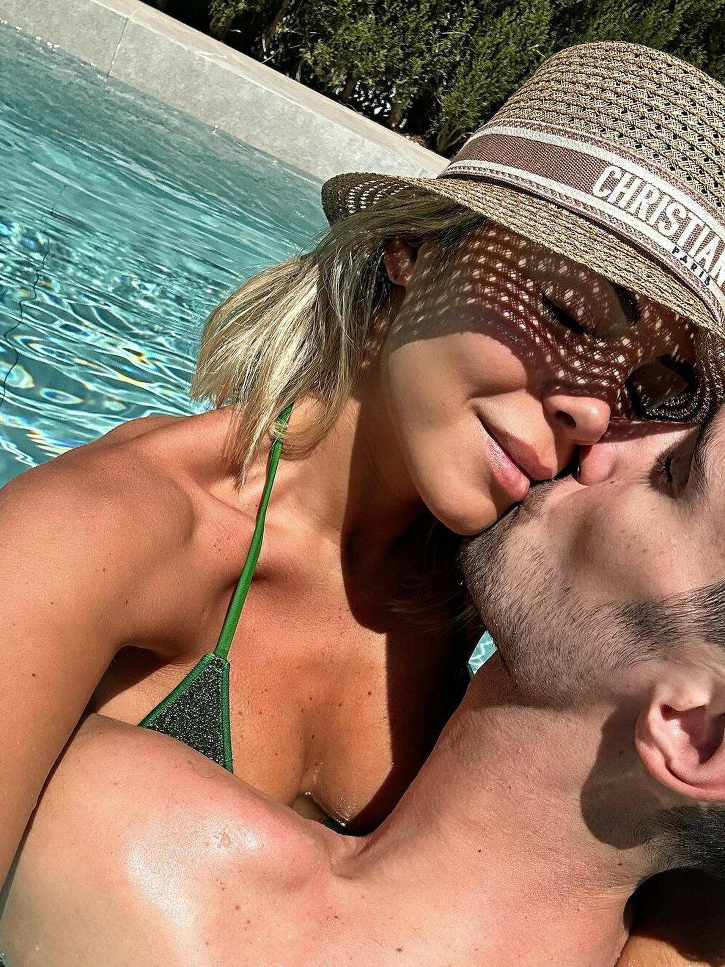 Alba Silva y Sergio Rico se abrazan y besan en la piscina, celebrando la vuelta al hogar del guardameta. (Instagram/@albasilvat)