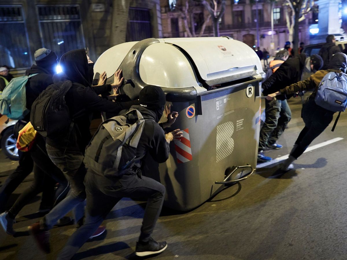 Foto: Varios manifestantes arrastran un contenedor durante una manifestación convocada por los CDR. (EFE)
