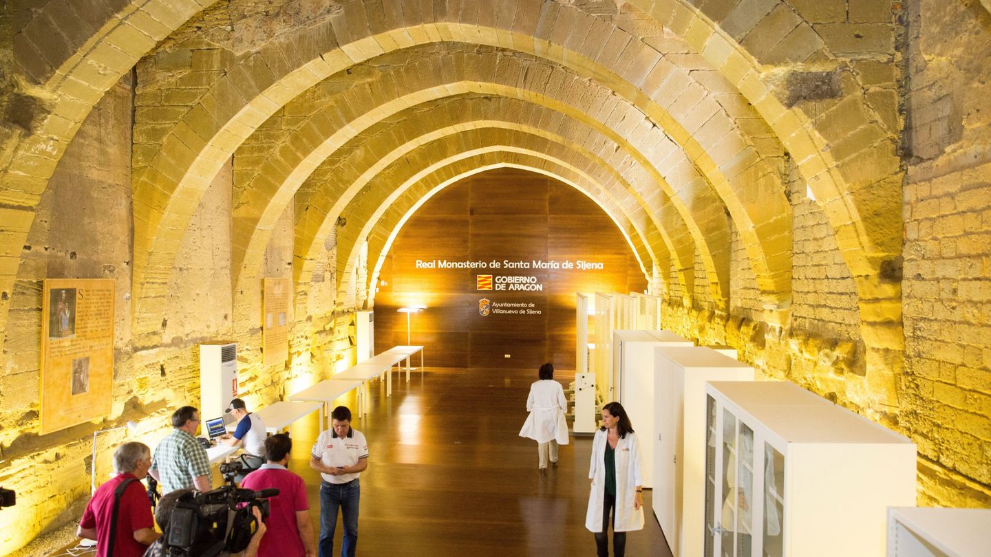 La sala capitular de Sijena se ha acondicionado para que sus arcos recuperen los murales conservados en el MNAC. (EFE)