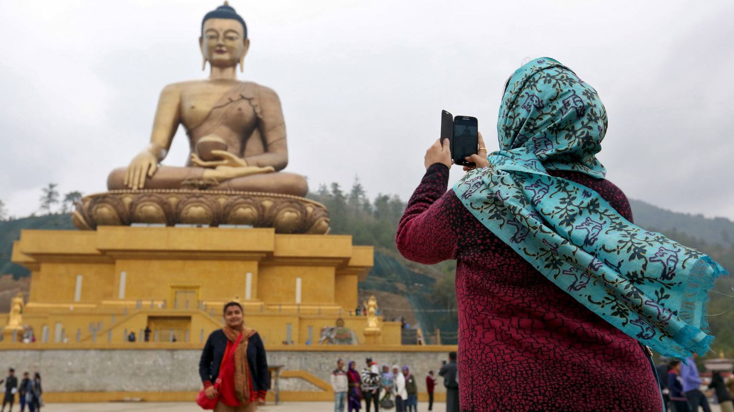 Turistas ante la estatua del buda Dordenma en la capital de Bután, Thimphu (Reuters)