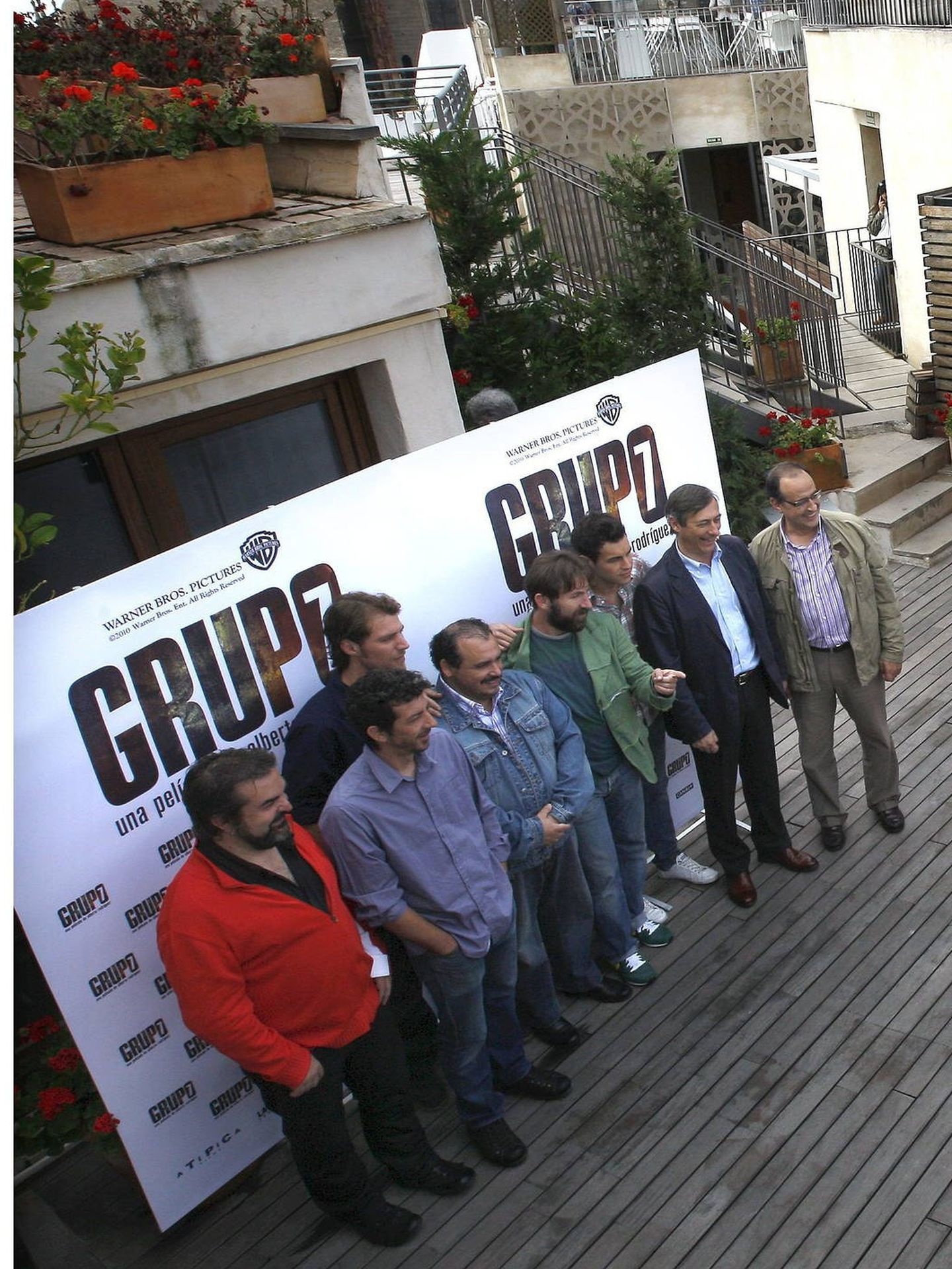 Gervasio Iglesias, primero por la izquierda, con el elenco de 'Grupo 7'. (EFE)