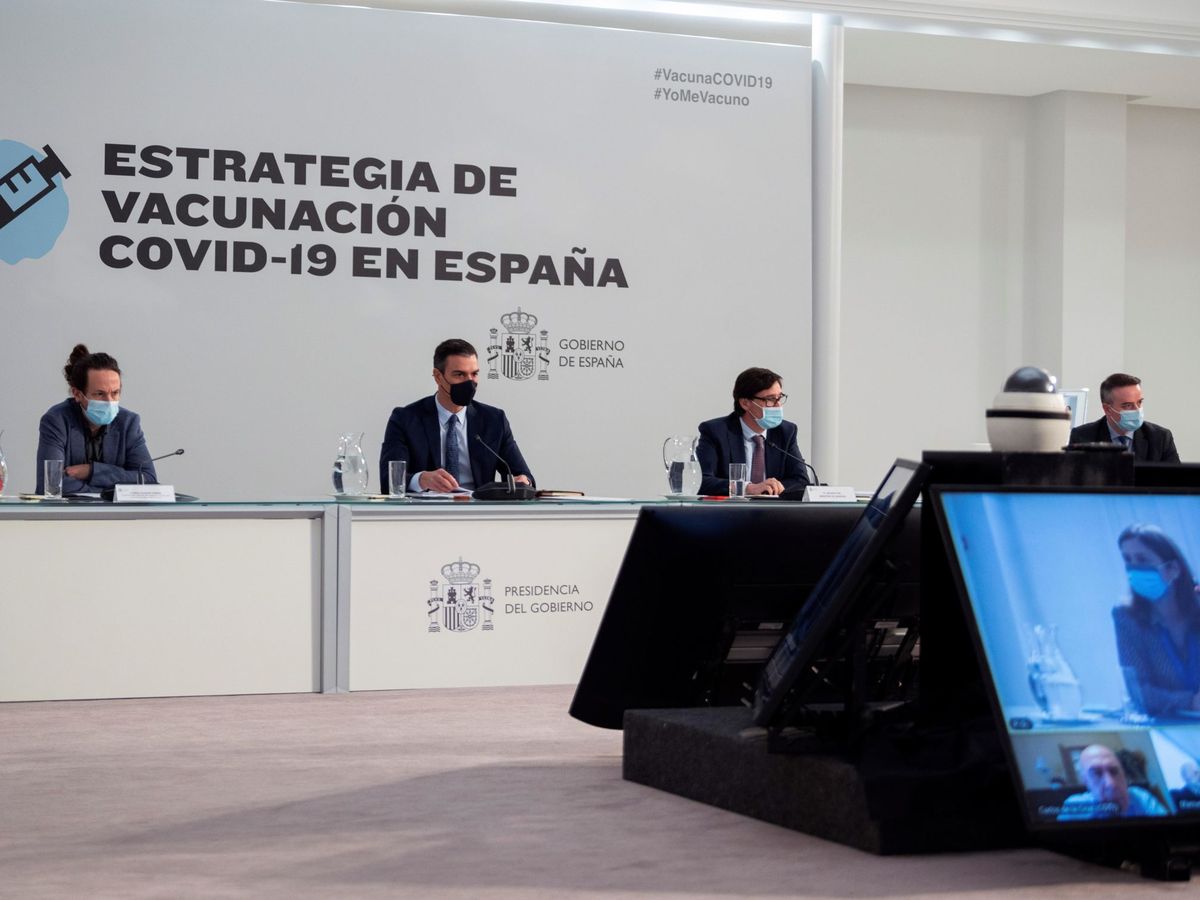 Foto: El presidente del Gobierno, Pedro Sánchez (2i), el ministro de Sanidad, Salvador Illa (2d), y el vicepresidente segundo, Pablo Iglesias (i), en la reunión del Comité de Seguimiento del Coronavirus. (EFE)
