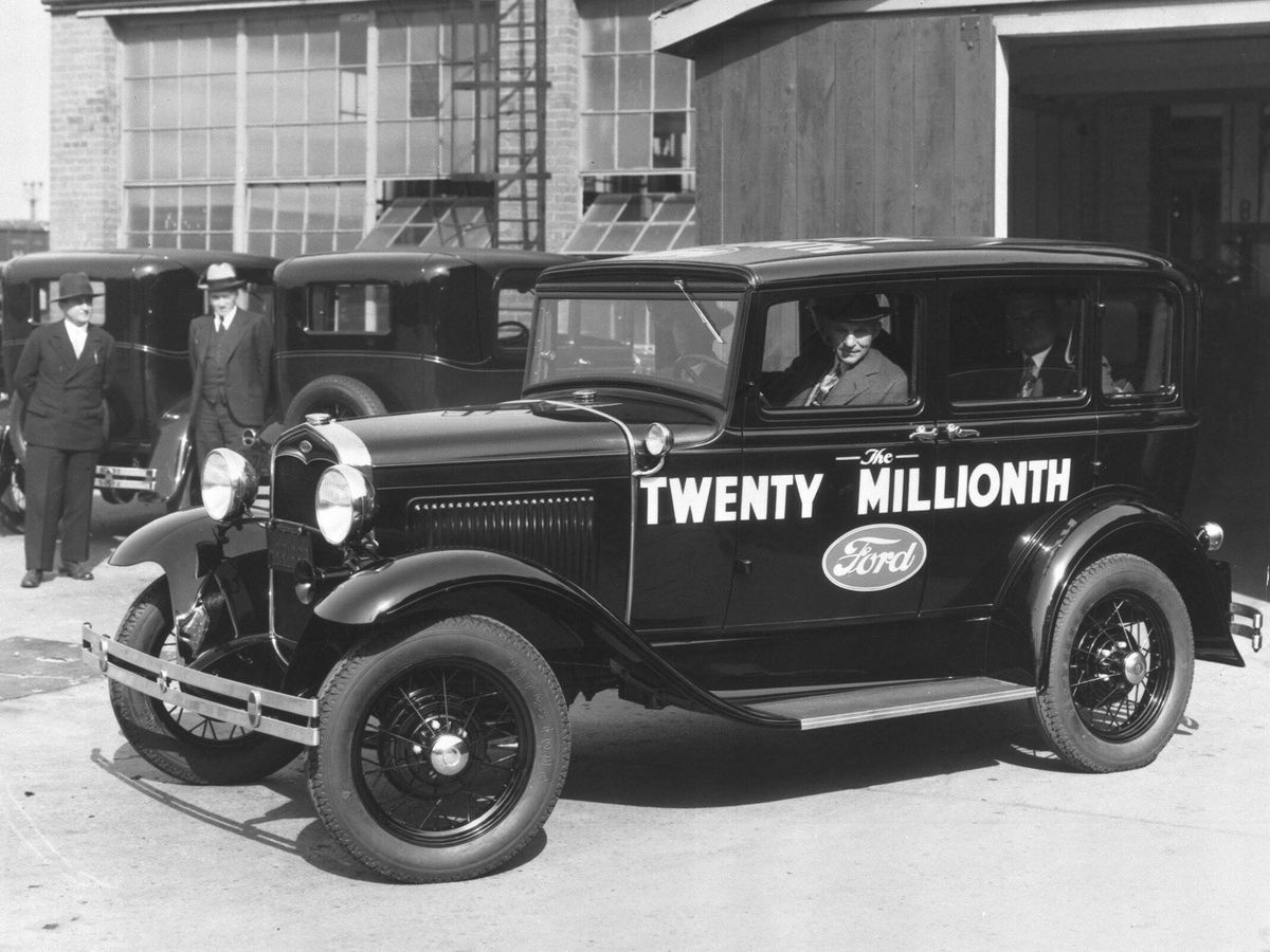 Foto: Henry Ford, en la imagen al volante de la unidad 20.000.000 del Modelo A, inspiró su famosa factoría de producción en cadena en un matadero.