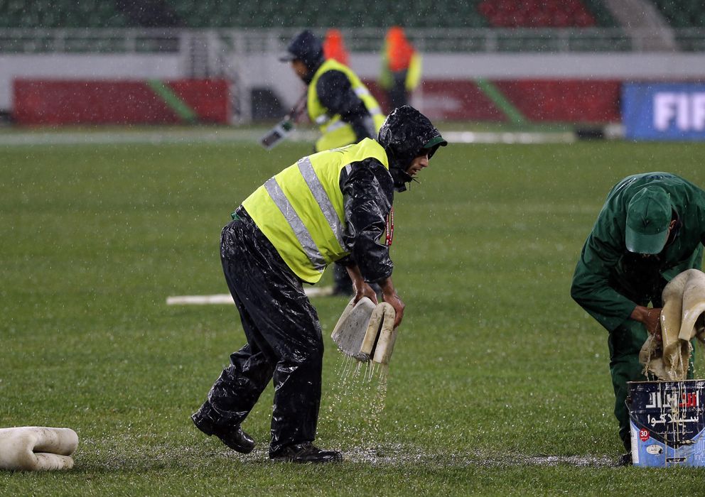 Foto: Operarios retiran agua del estadio de Rabat (AP)