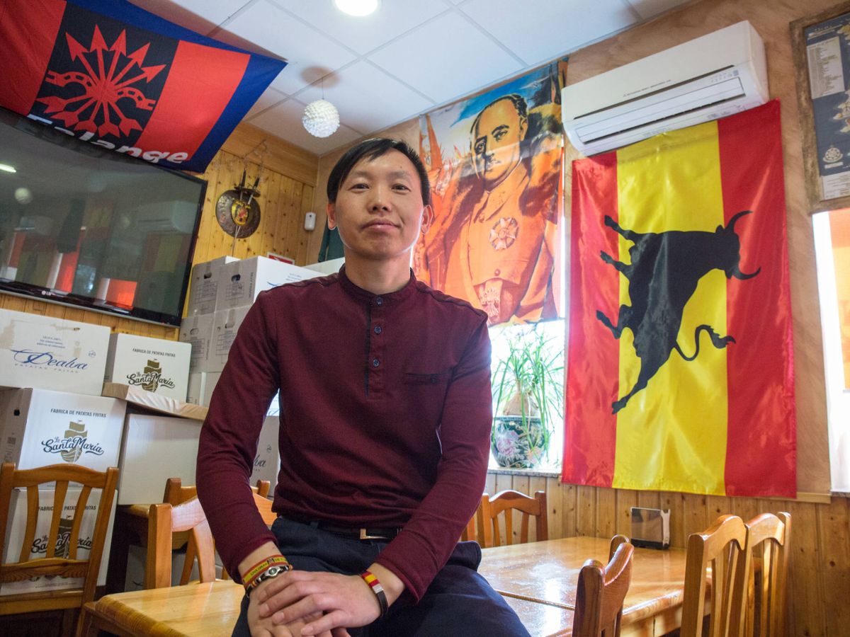 Foto: Chen Xianwei, conocido como 'el chino facha', posa en su bar. (D. Brunat)