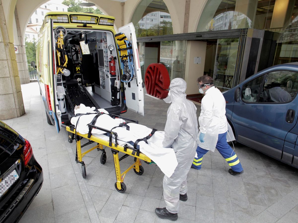 Foto: Un jugador del fuenlabrada indispuesto es trasladado al hospital de A Coruña