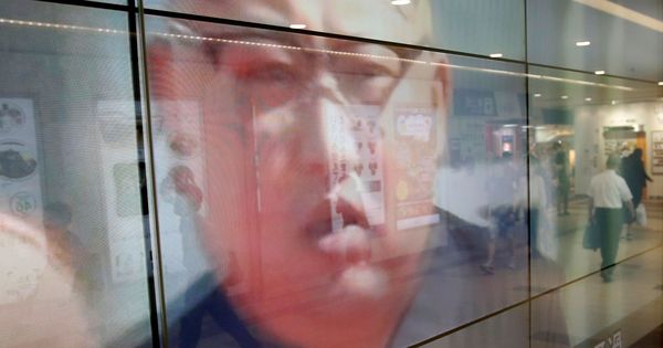 Foto: El rostro de Kim Jong-un se refleja en los cristales de unos grandes almacenes durante un informativo en Tokio, Japón, el 15 de septiembre de 2017. (Reuters)