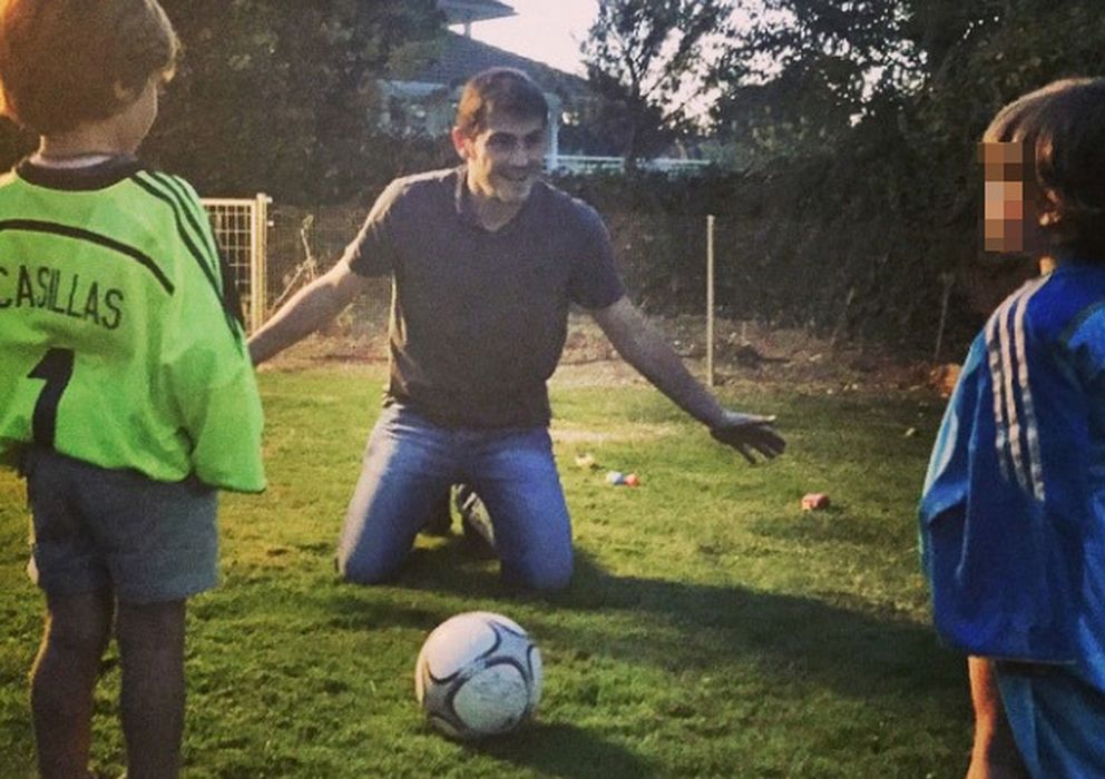 Foto: Iker Casillas con dos de los hijos de Amelia Bono este domingo (Instagram)