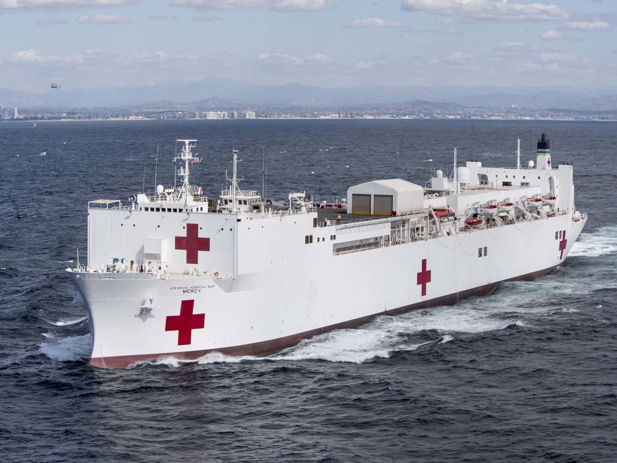 Foto: El USNS Mercy (T-AH 19), uno de los dos buques hospital desplegado por EEUU en la crisis del coronavirus. (US Navy)