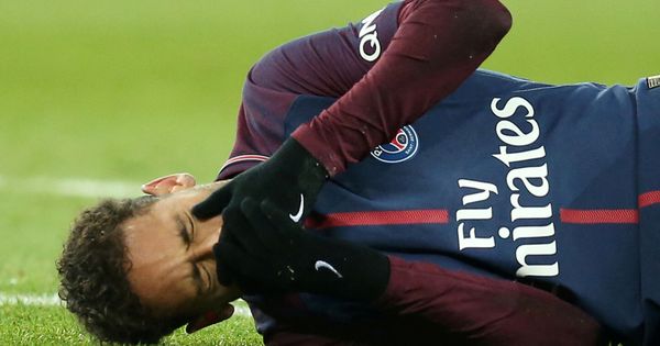 Foto: Neymar, en el momento de caer lesionado ante el Olympique de Marsella. (Reuters)