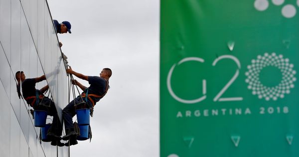 Foto: Un grupo de trabajadores ultima detalles en una fachada antes de la cumbre del G-20 en Buenos Aires, el 27 de noviembre de 2018. (EFE)