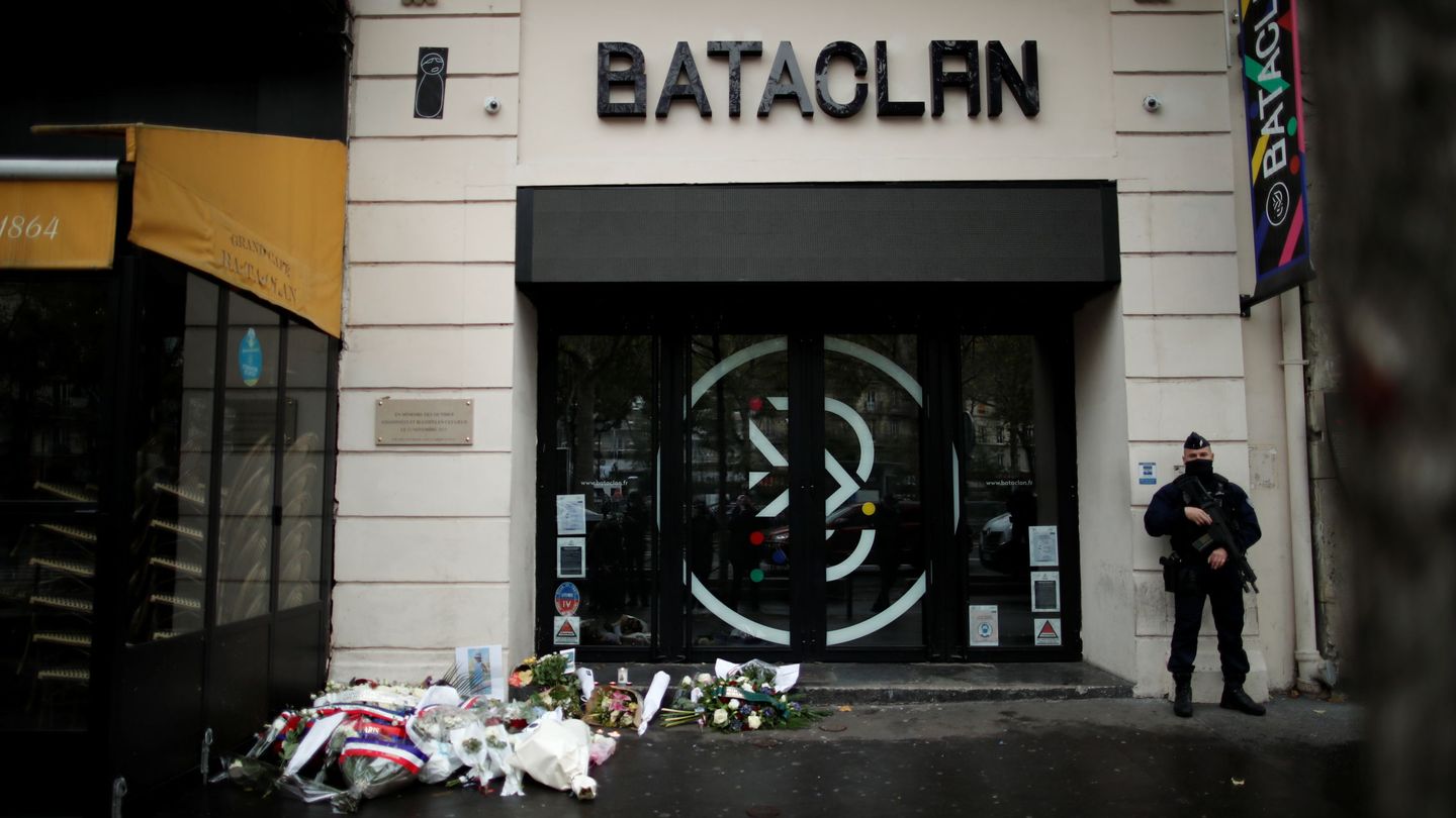 Un policía delante de las puertas de Bataclán esta semana, cinco años después de los atentados (REUTERS)