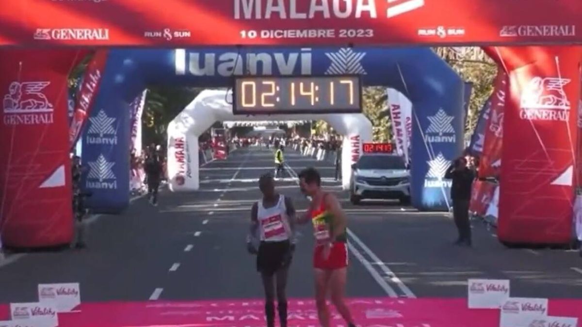 Renuncia a su premio en la Maratón de Málaga por ayudar en la meta a un rival que no podía más