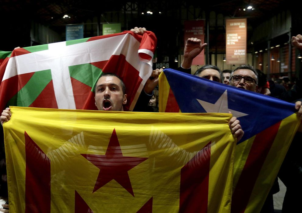 Foto: Partidarios de la independencia celebran en Barcelona el resultado del 9N. (Efe)