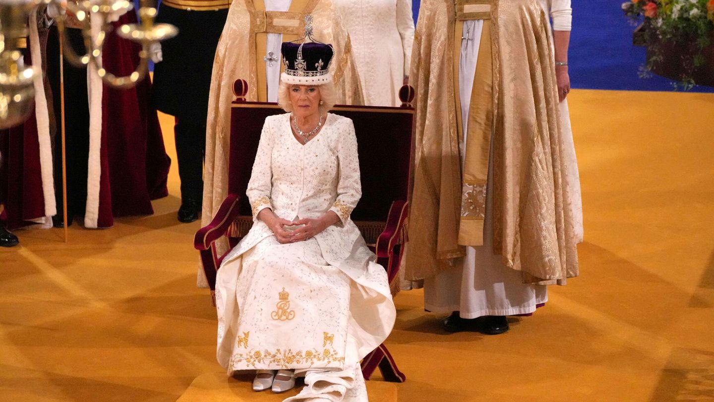 La reina Camila, con sus bordados caninos en el bajo del vestido. (Reuters/Pool/Aaron Chown)