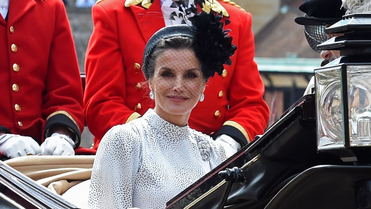 La reina Letizia, en el carruaje que la traslada al castillo de Windsor. (EFE)