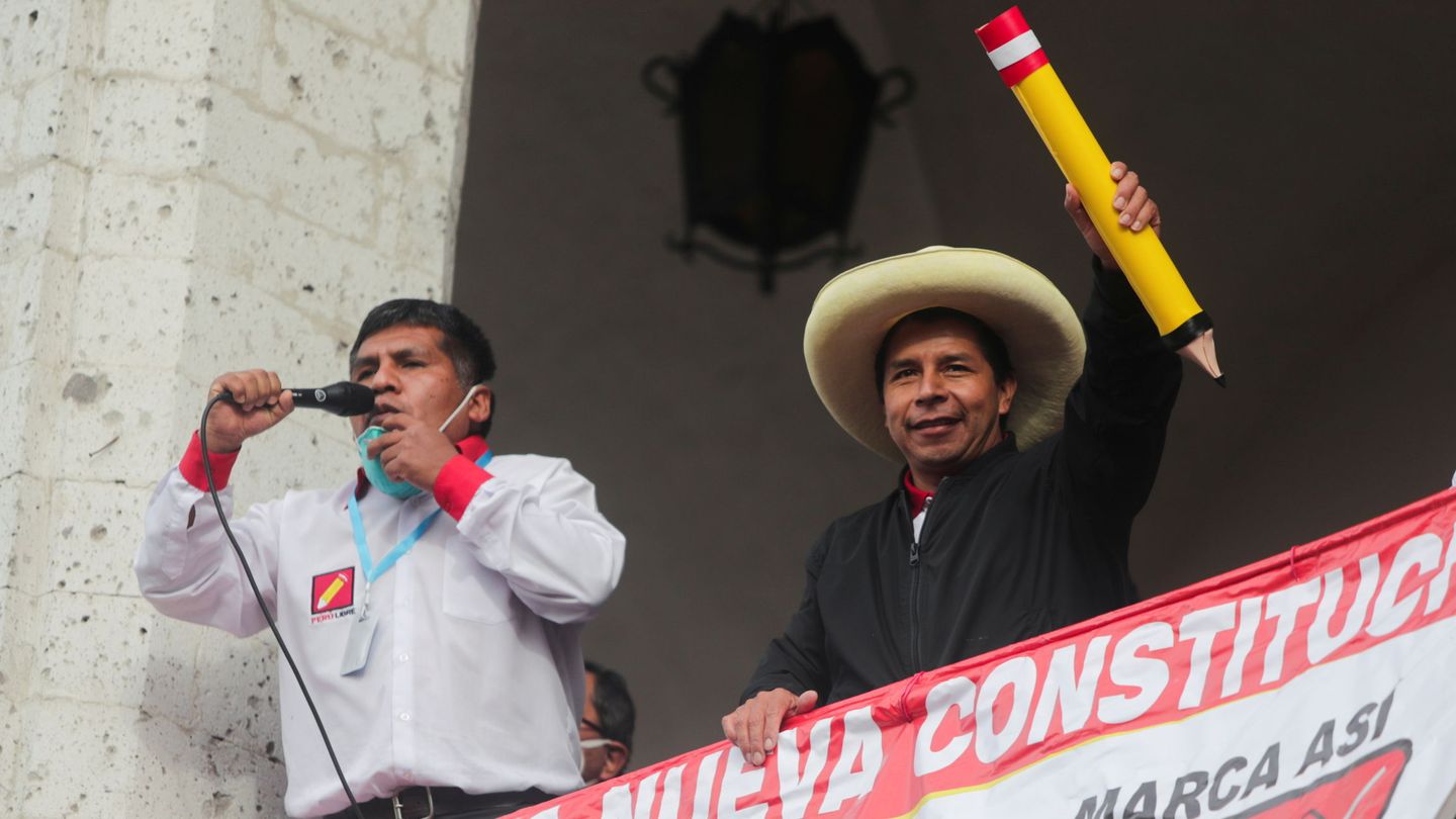 Pedro Castillo (d) esgrime el lápiz gigante que siempre lo acompaña. (Reuters)