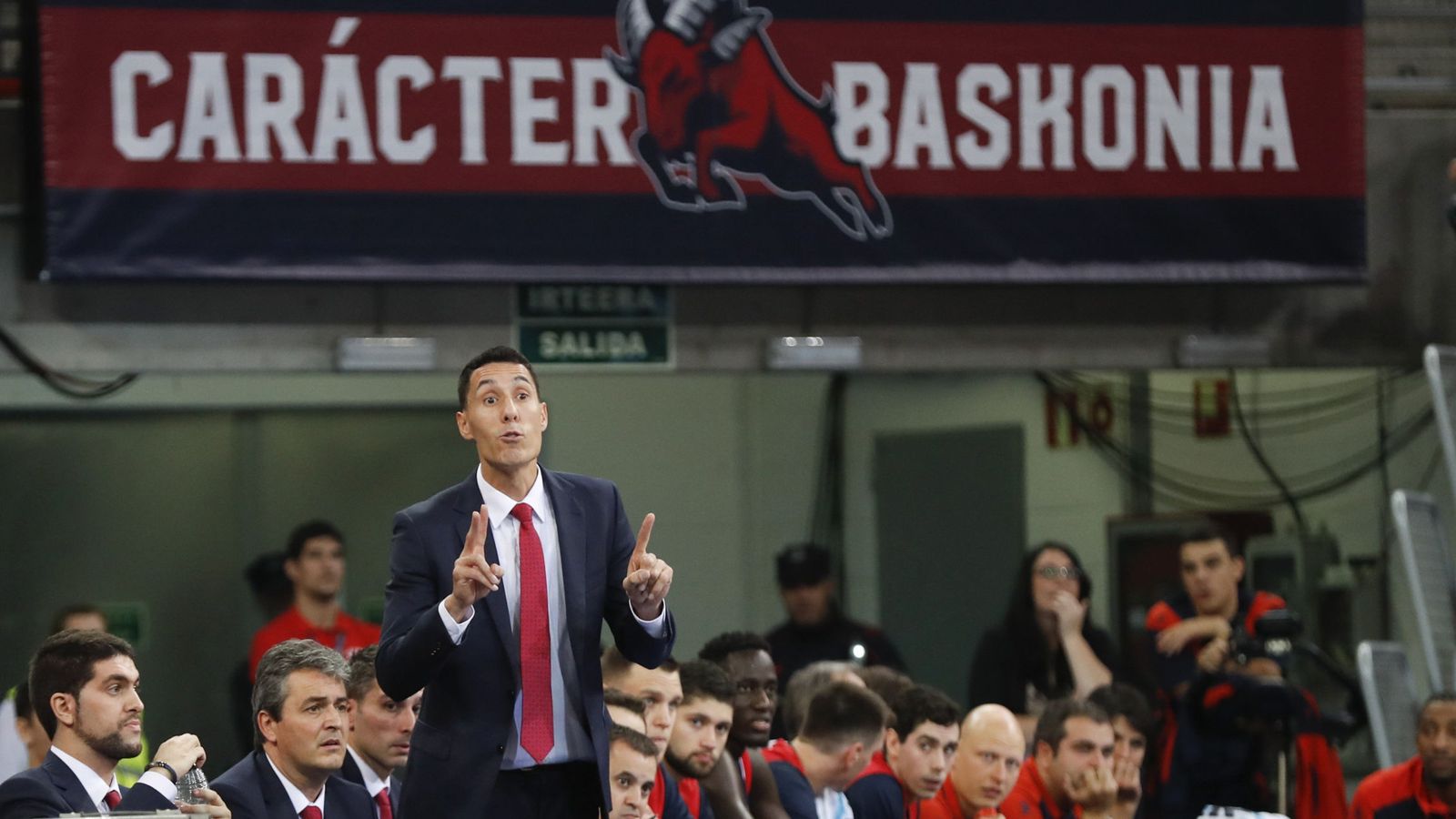Foto: El Baskonia-Valencia Basket de este miércoles fue el último partido de Pablo Prigioni como entrenador baskonista. (EFE)