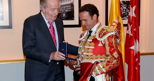 Foto: El rey Juan Carlos otorga una medalla al torero Antonio Ferrera el pasado 6 de junio en Madrid. (EFE)