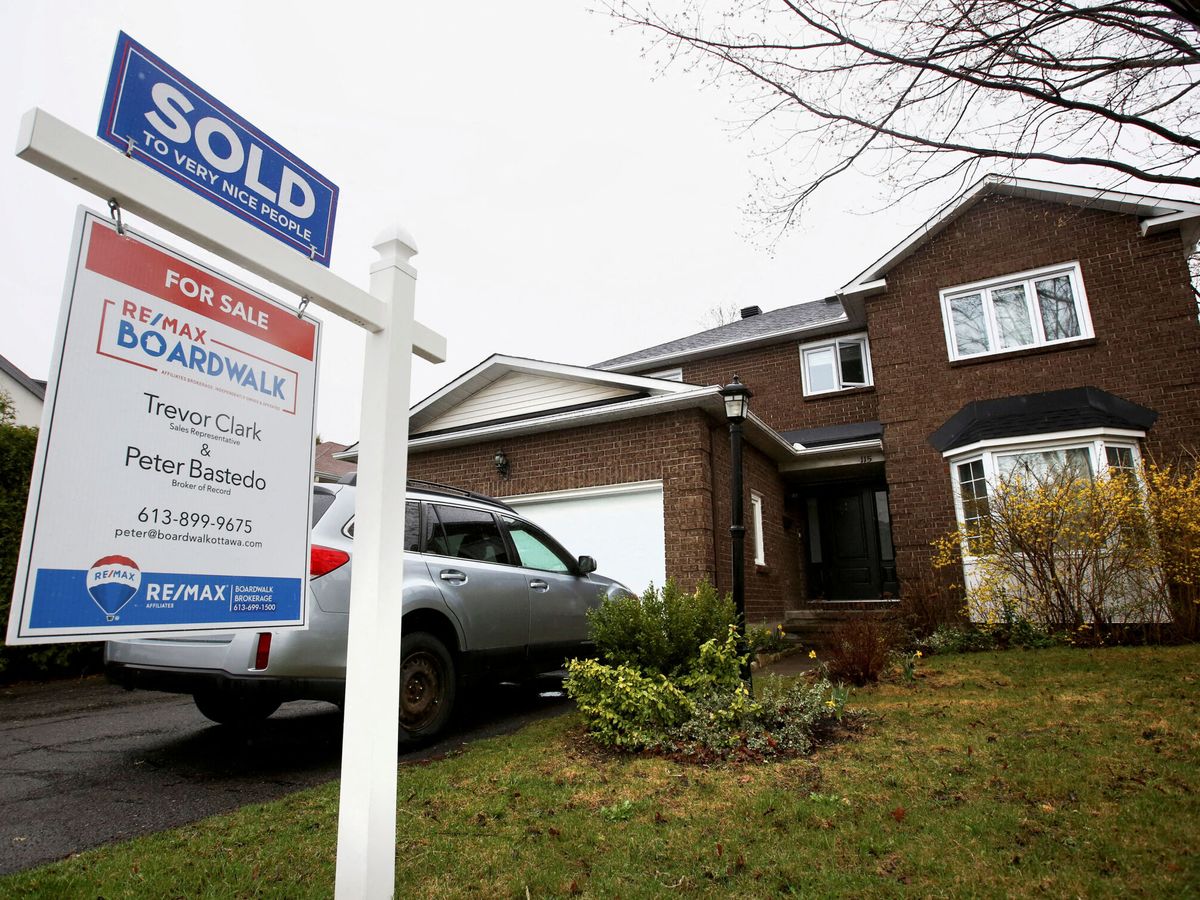Foto: Una casa muestra un cartel inmobiliario en un barrio de Ottawa (Canadá). (Reuters/Lars Hagberg)