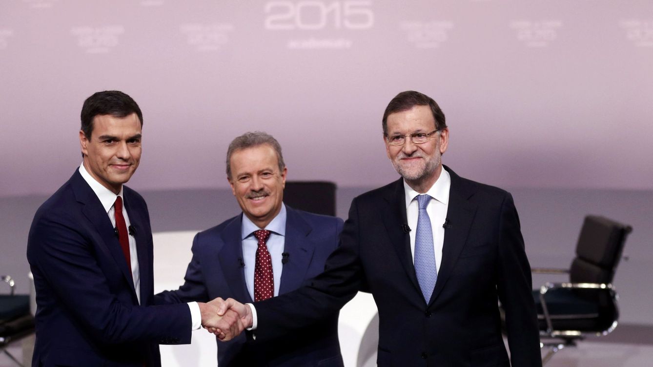 Foto: Pedro Sánchez y Mariano Rajoy se saludan antes del cara a cara en presencia del presidente de la ATV y moderador del espacio, Manuel Campo Vidal, este 14 de diciembre. (Reuters)
