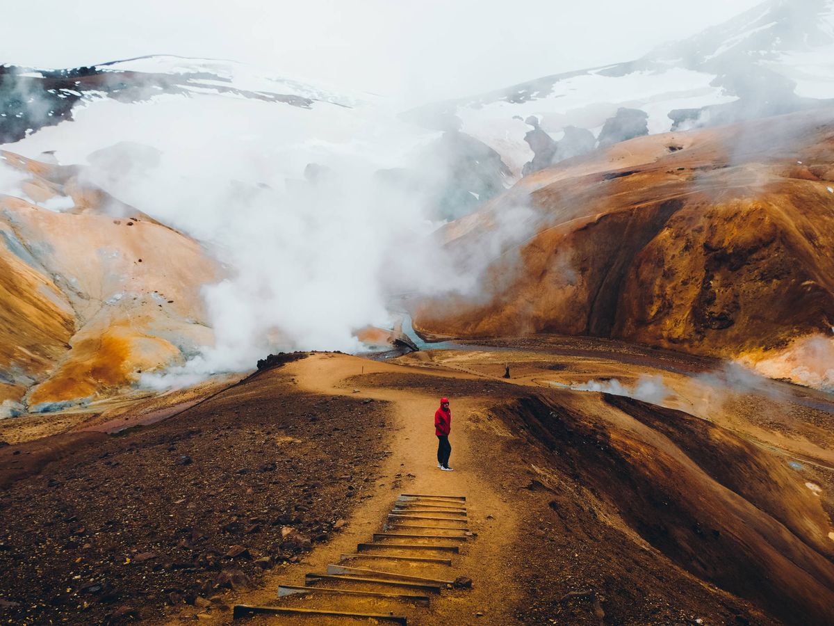 Foto: Un senderista en mitad del paisaje volcánico de Islandia. (iStock)