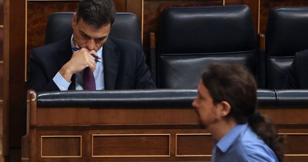 Foto: El líder de Podemos, Pablo Iglesias, pasa ante el jefe del Ejecutivo, Pedro Sánchez, durante un pleno del Congreso el pasado mes de junio. (EFE)