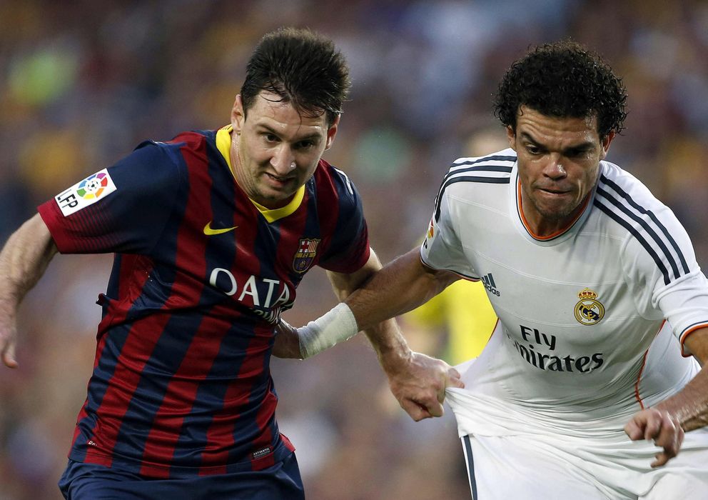 Foto: Messi lucha la posición con Pepe en el último Clásico en el Camp Nou (Efe).