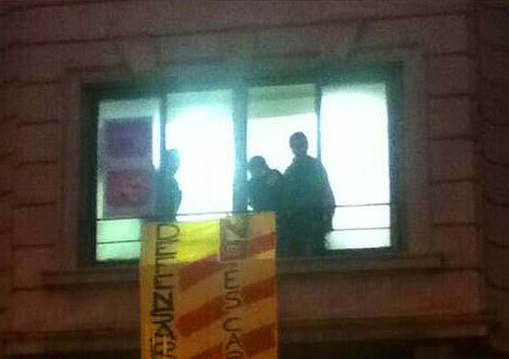 Foto: Independentistas irrumpen en la sede de UPyD en Barcelona (@GuillemBatula