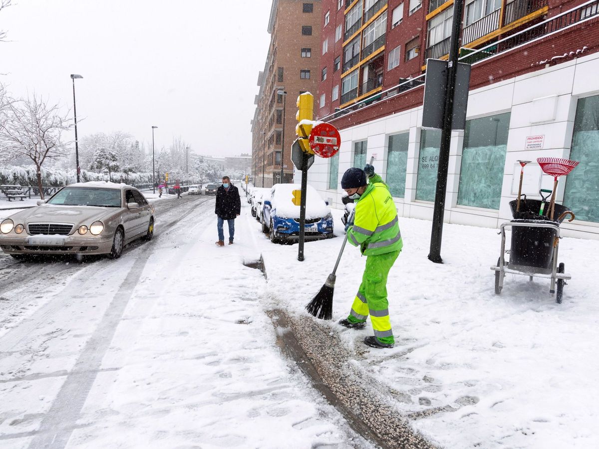 Foto: La nieve que deja a su paso la borrasca Filomena en las calles de Zaragoza. (EFE)