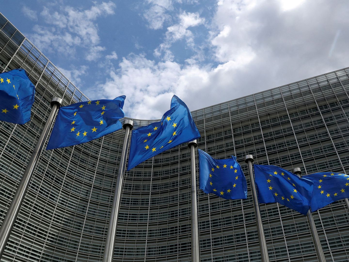 Banderas de la Unión Europea frente a la sede de la Comisión en Bruselas. (EFE)