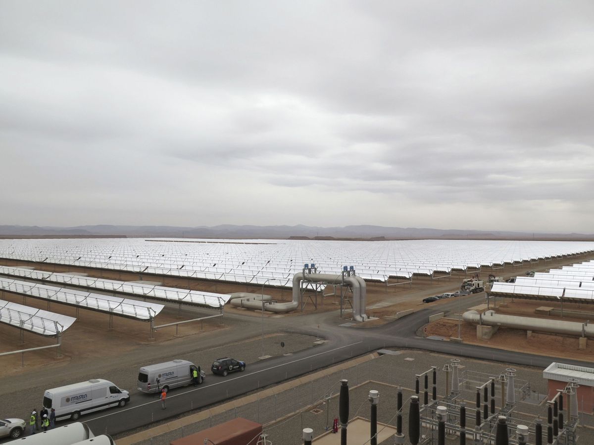 Foto: Vista de la megaplanta solar de Uarzazate (Marruecos), la mayor del mundo en construcción, financiada en un 60% con fondos europeos. (EFE/Javier Otazu)