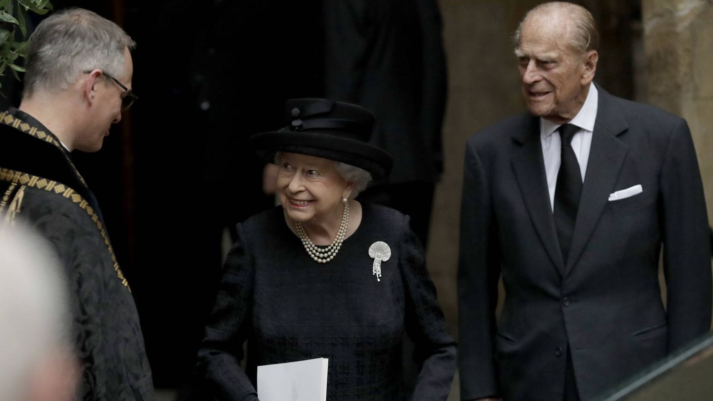 Isabel II y el duque de Edimburgo, en el funeral de la condesa Mountbatten. (Getty)
