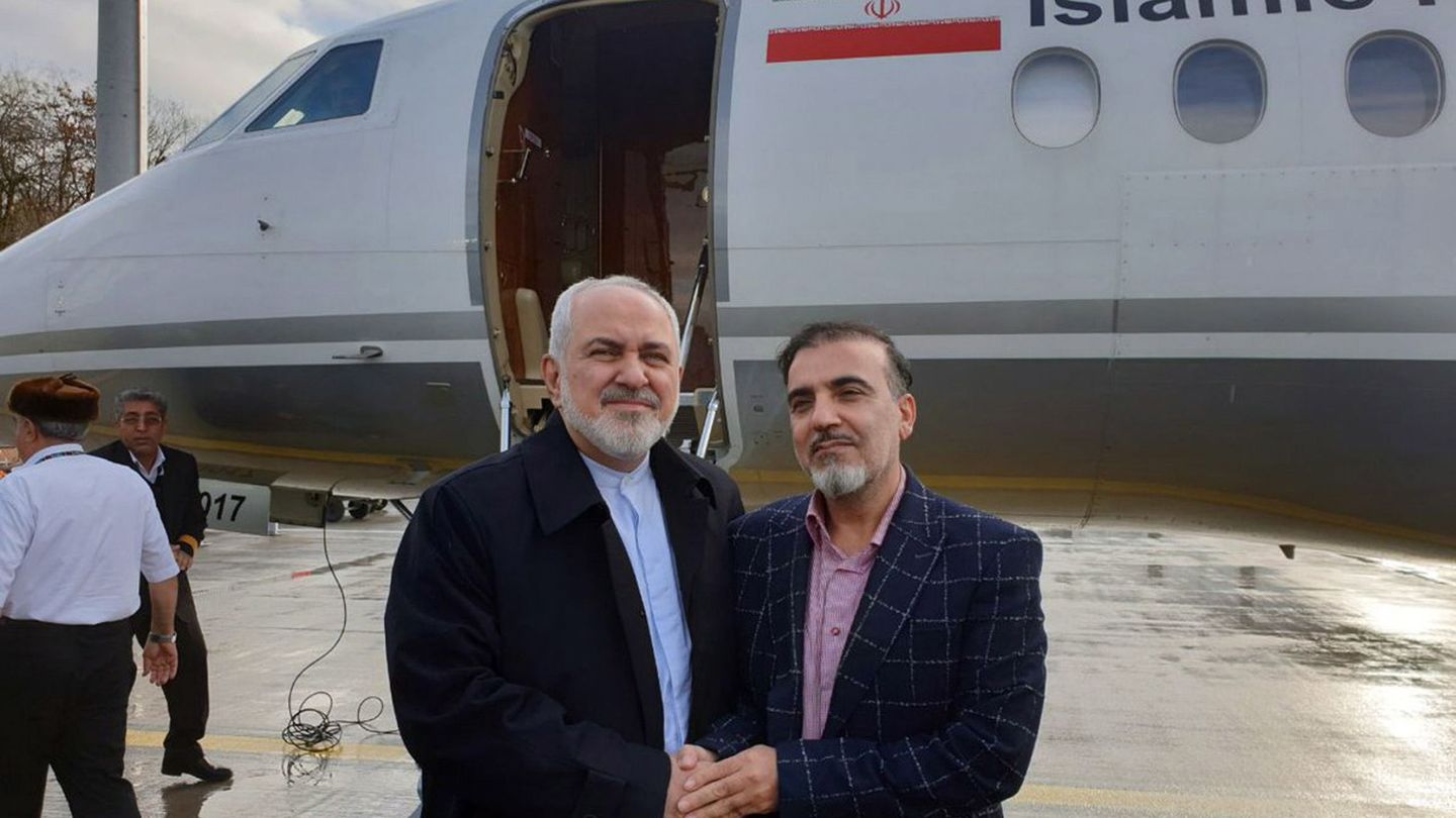 El ministro iraní de Asuntos Exteriores, Mohammad Javad Zarif saludando al investigador iraní Masoud Soleimaní. (EFE)