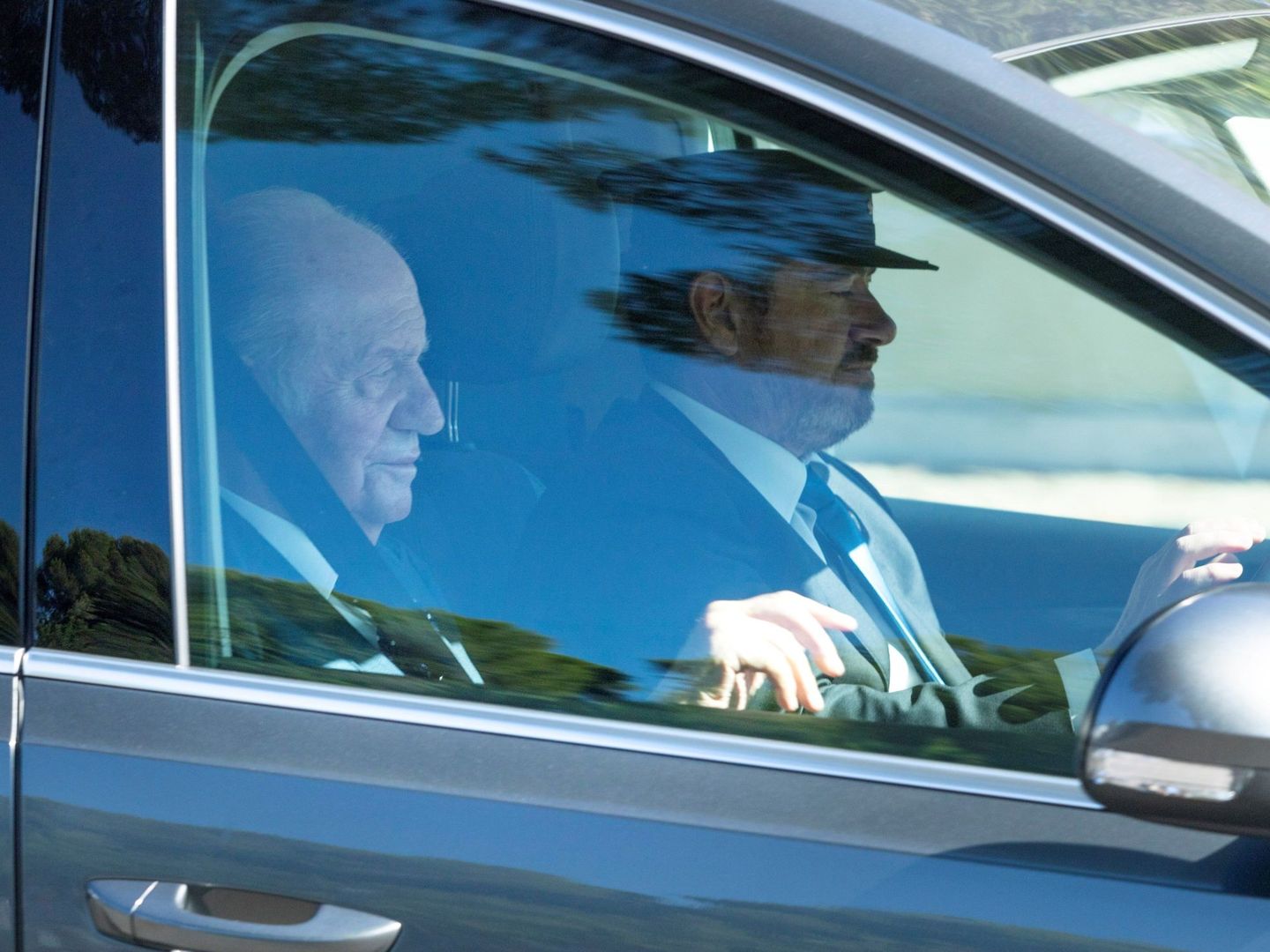 El rey Juan Carlos, invitado a la boda de Rafa Nadal y Mery Perelló, a su llegada en coche Sa Fortalesa. (EFE)