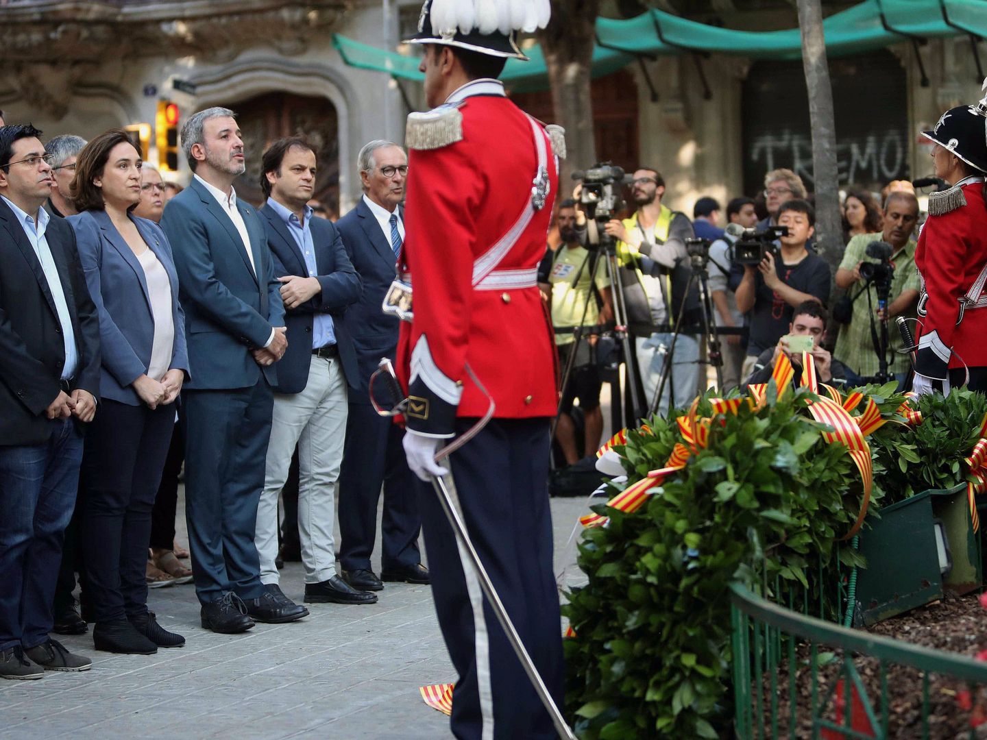 Ofrenda floral a la estatua de Rafael Casanova en 2017 (EFE)