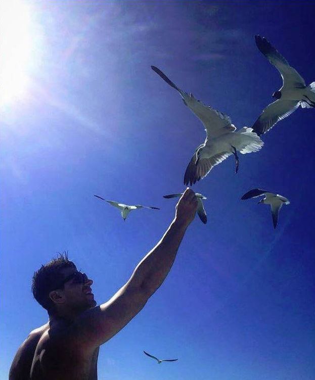 Foto: Diego Matamoros alimentando gaviotas. (Redes)