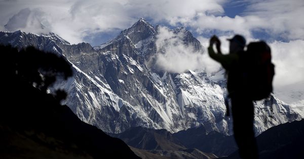 Foto: Un turista hace una foto del Everest en 2015, el peor año en la afamada ascensión del Himalaya. (Reuters)