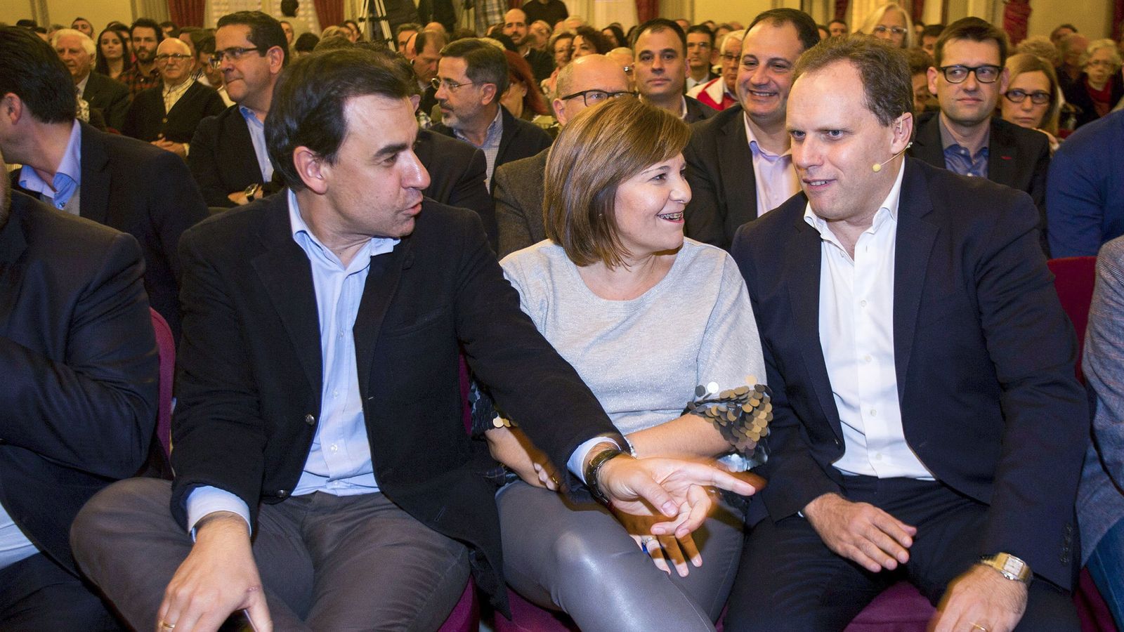 Foto: Martínez-Maíllo (i) con Isabel Bonig y el economista Daniel Lacalle. (Efe)