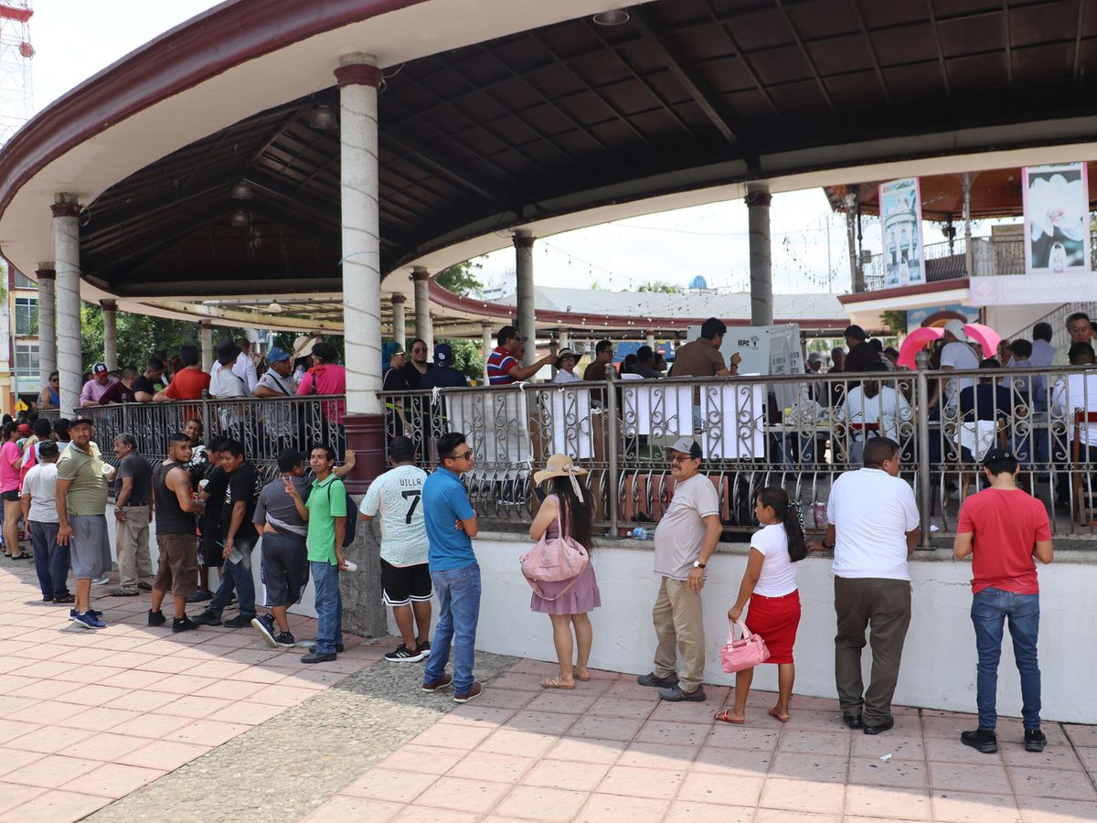 Foto: Ciudadanos emiten su voto en las elecciones generales mexicanas. (EFE/Juan Manuel Blanco)