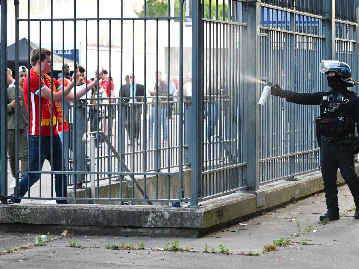 Foto: La policía, utilizando gas lacrimógeno para evitar las aglomeraciones de los aficionados. (Getty Images/Matthias Hangst)