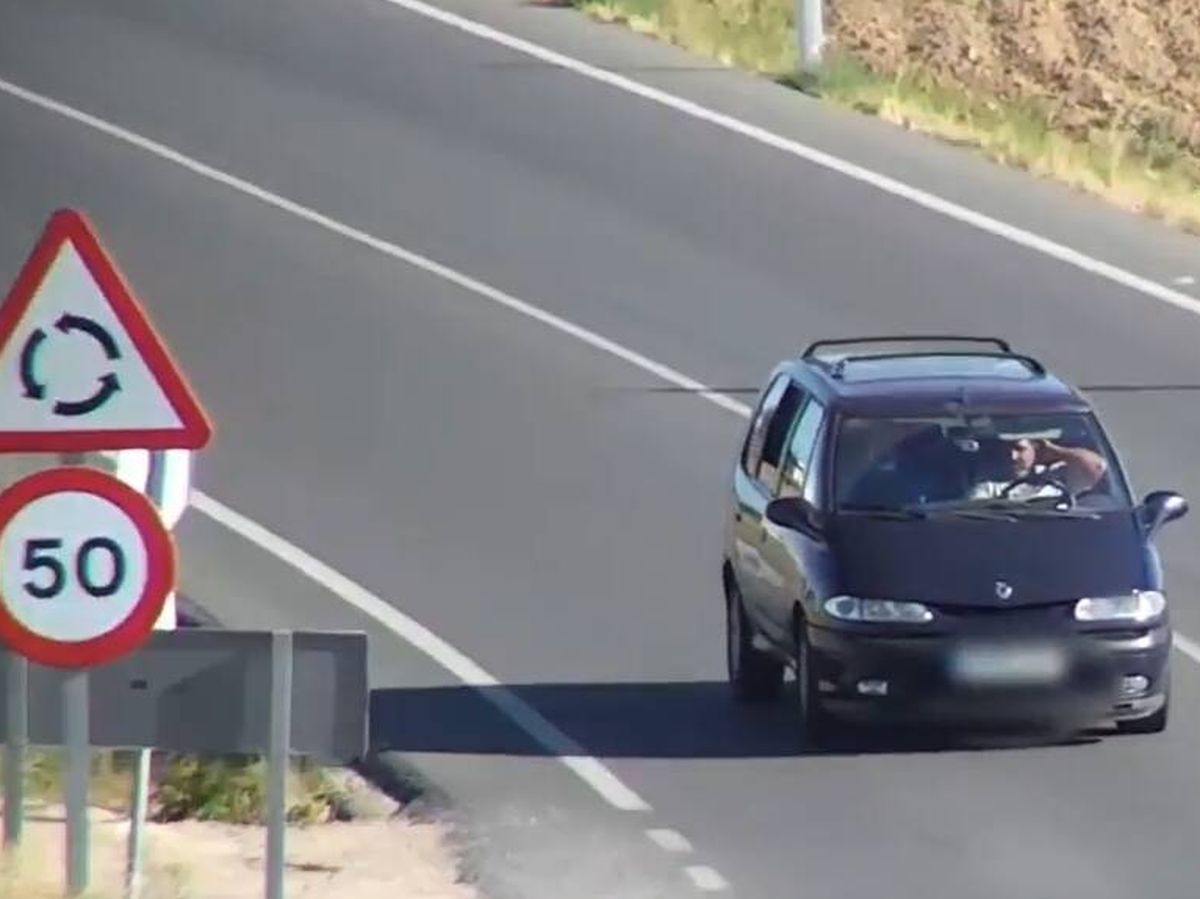 Foto: Un dron de la DGT vigila a un conductor en una carretera española.