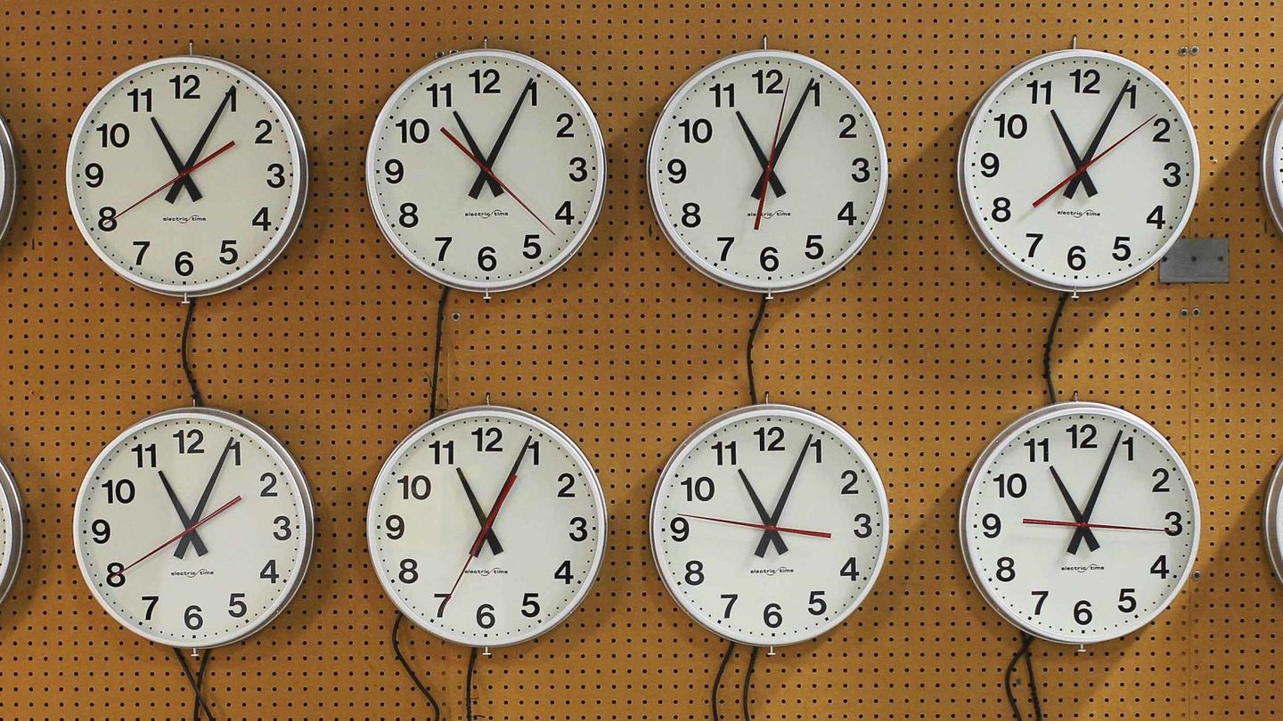 Varios relojes en la Electric Time Company de Medfield, Massachusetts, en 2013 | REUTERS