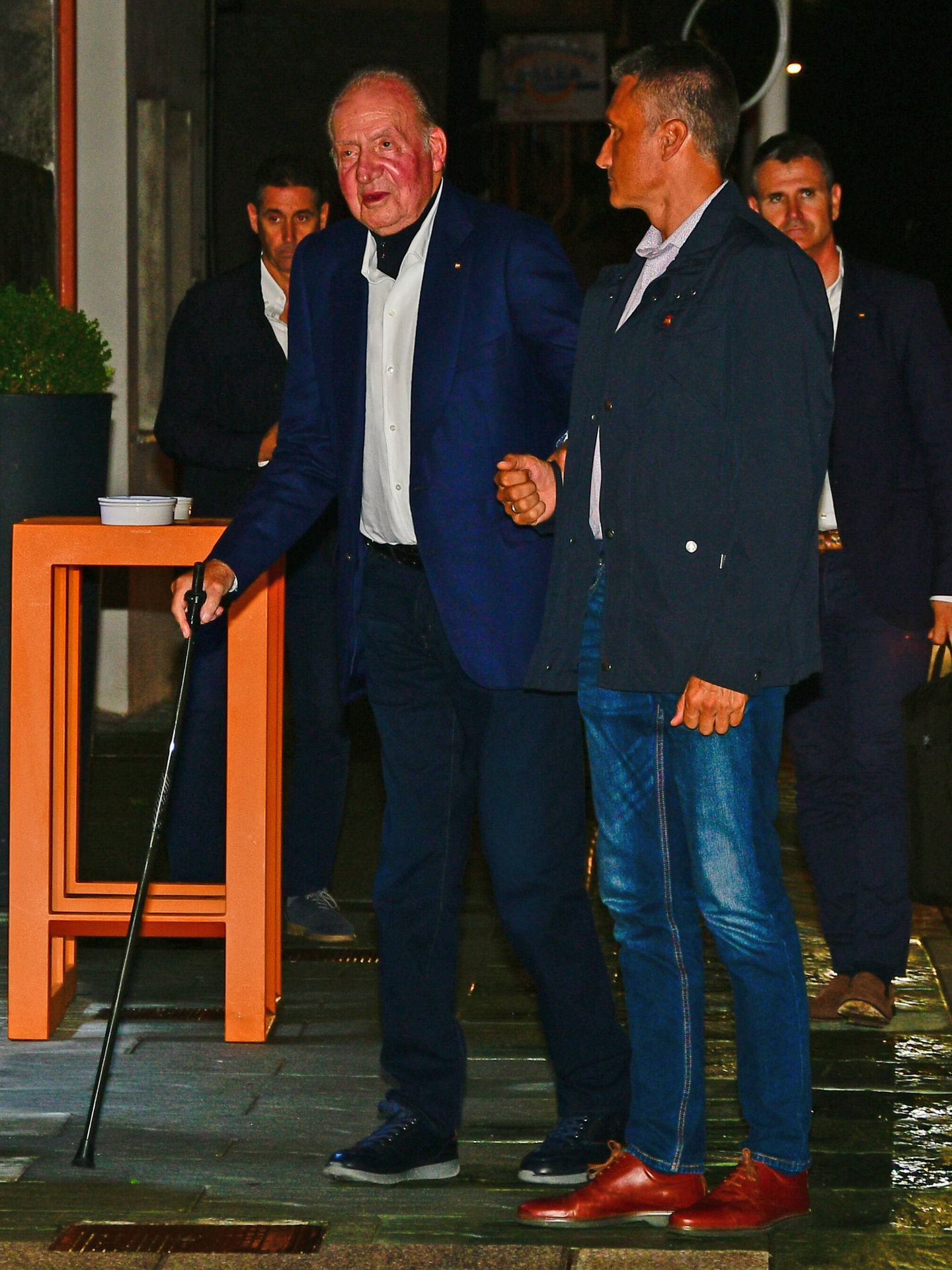 El rey Juan Carlos llegando al restaurante de O Grove. (Europa Press)